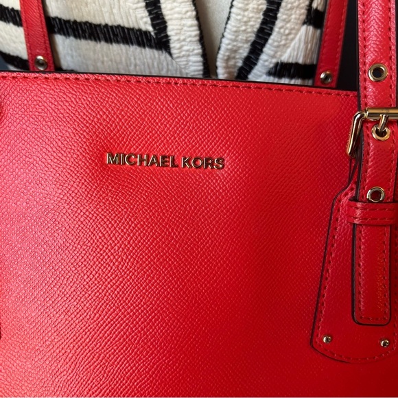 Michael Kors Voyager Large Saffiano Leather Tote - Picture 4 of 14